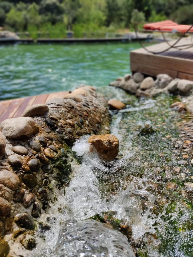 L'Etang Des Cigales Lägenhet Uchaux Exteriör bild